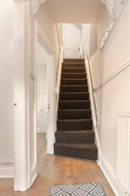 3-Bedroom Home In Liverpool L15 With Free Parking Exterior foto